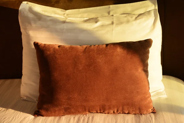 Comfortabele zachte kussens op het bed — Stockfoto