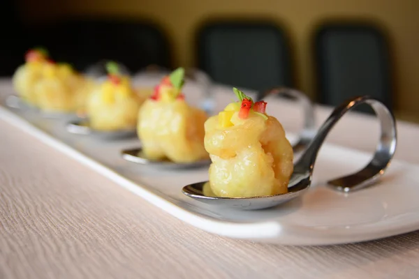 Gamberi fritti con condimento per insalata al wasabi — Foto Stock