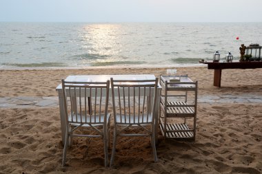 Kumsalda romantik bir akşam yemeği Kur