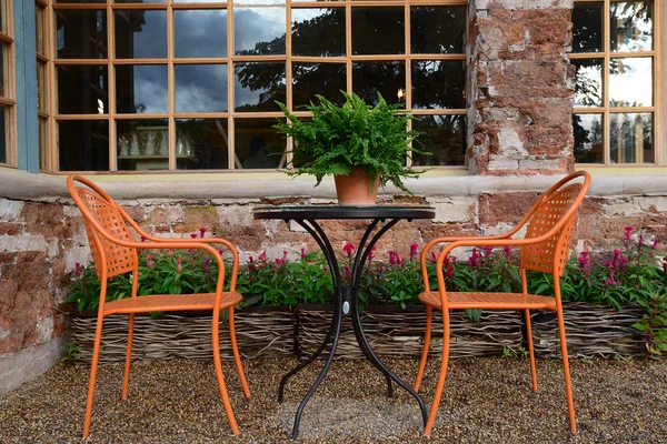 Mesa de comedor en un exuberante jardín —  Fotos de Stock