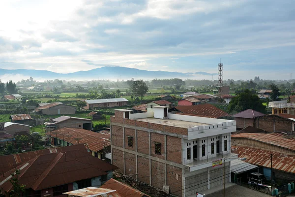 Paysage urbain. Berastagi, Sumatra Nord. Indonésie — Photo