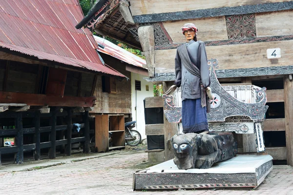 Totem Batak intaglio in piedi nel centro del villaggio. Indon Fotografia Stock