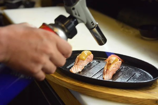 味噌酱-鲑鱼埼京寿司厨师使用火炬燃烧 — 图库照片
