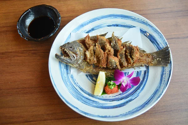 Sparken fisk med sås god japansk mat — Stockfoto