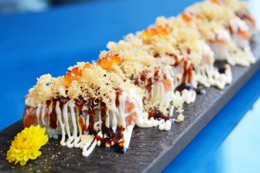 Somon ve karides soslu suşi.