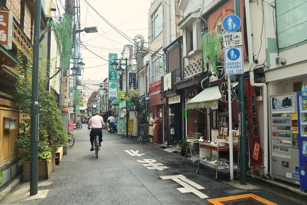 Tokió, Japán - augusztus 19-én 2015-ig: Bevásárló utca a Asakusa — Stock Fotó
