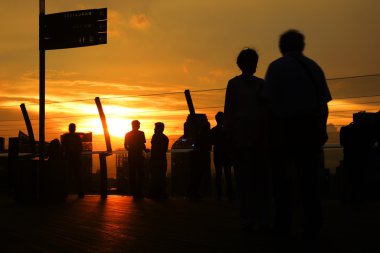 Marina Bay, kum gündoğumu zaman insanlara silüeti