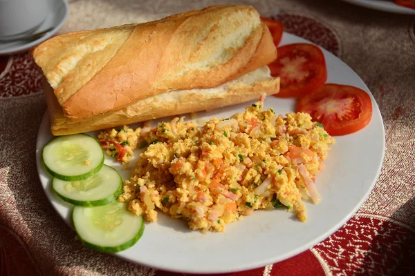 Baguettebrot mit Omelette, Frühstück — Stockfoto