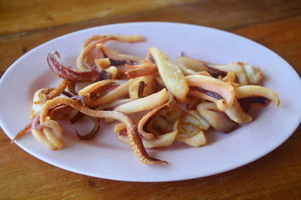 Смажені кальмари з соусом — стокове фото