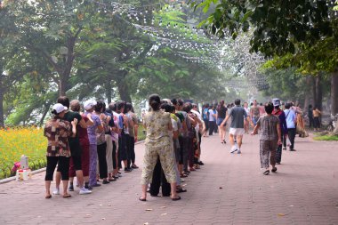 Parkta egzersiz sabah, Hanoi, Vietnam - Ekim 2 kişi