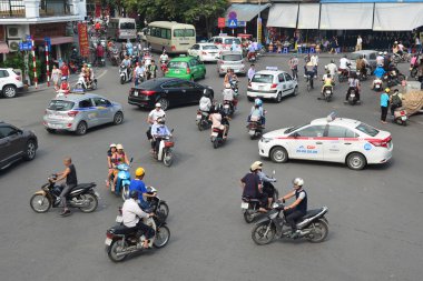 Hanoi, Vietnam - 25 Ekim 2015: Motosiklet ve v çok
