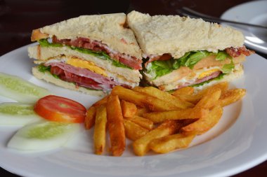 Taze kızarmış Fransız ile hizmet clubsandwiches yaptı.