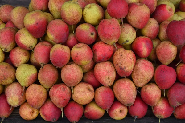 Pfirsich im Obstmarkt, Zitronenhintergrund — Stockfoto