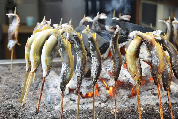 Taze balık ızgara kömür olmak tuz ile Japon Barbekü stil. — Stok fotoğraf