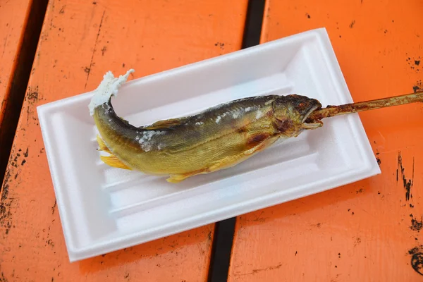 Färsk fisk med salt som träkol stekt, japansk stil Bbq — Stockfoto