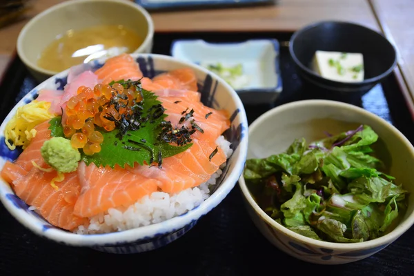 Salmón con arroz en tazón, Salmón Don, Cocina japonesa — Foto de Stock