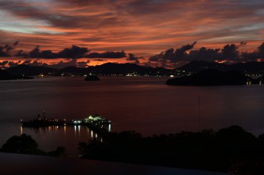 Denizin üzerinde güzel gün batımı 