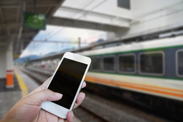 男のタッチ スクリーン、鉄道駅背景の手で引けた — ストック写真