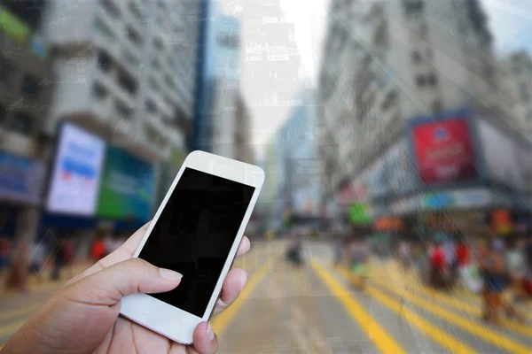 Main fermée de l'homme utilisant un smartphone dans la rue — Photo