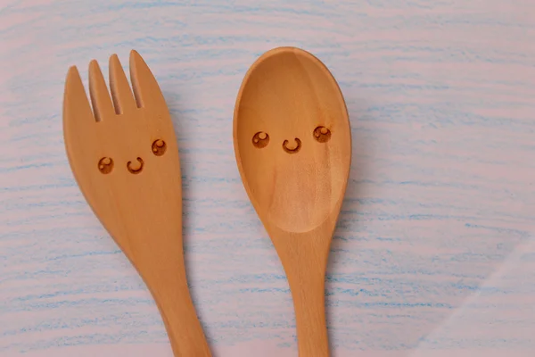 Cucchiaio e forchetta in legno sorridente . — Foto Stock