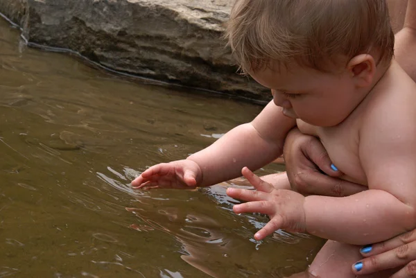 Jeune garçon à l'eau — Photo