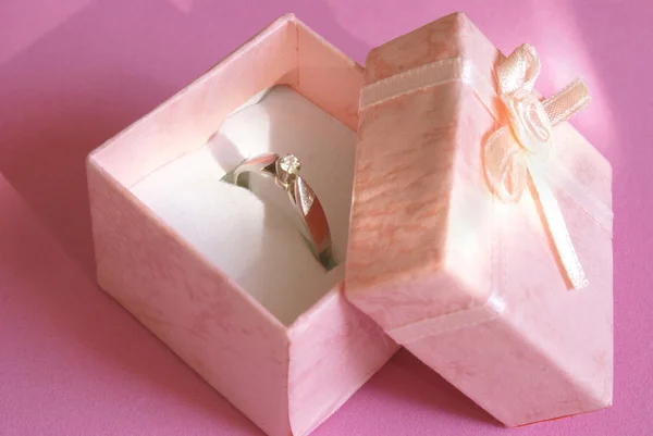 Anel de diamante e caixa — Fotografia de Stock
