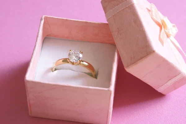 Anel de diamante e caixa — Fotografia de Stock