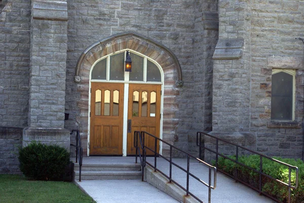 Církevní vstupní dveře — Stock fotografie