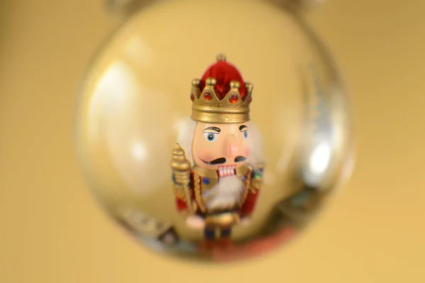 圣诞假期里 人们在水晶球里看到一个喜庆的胡桃夹子 — 图库照片