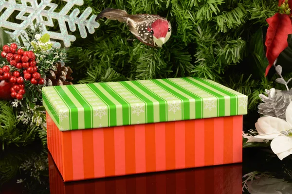 ホリデーシーズン中に与えるためのクリスマスの贈り物の閉鎖 — ストック写真