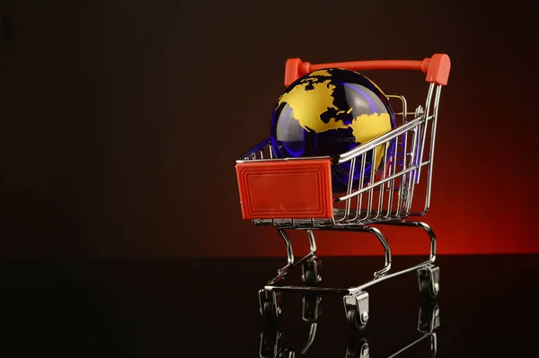 Konceptuell Bild Global Shopping Över Röd Bakgrund — Stockfoto