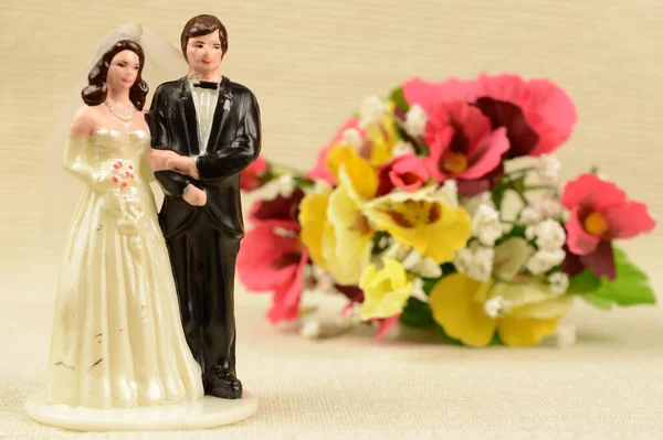 Closeup Image Wedding Cake Topper Brides Bouquet Flowers — Stock Photo, Image