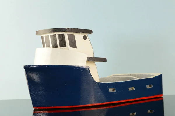 Närbild Blå Bogserbåt Den Reflekterade Vattenytan — Stockfoto