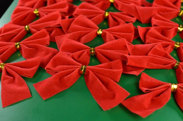 ツリーやギフトをドレスアップするためのクリスマス休暇シーズン中に使用されるパッケージ化された装飾的な赤い弓の完全なセット — ストック写真