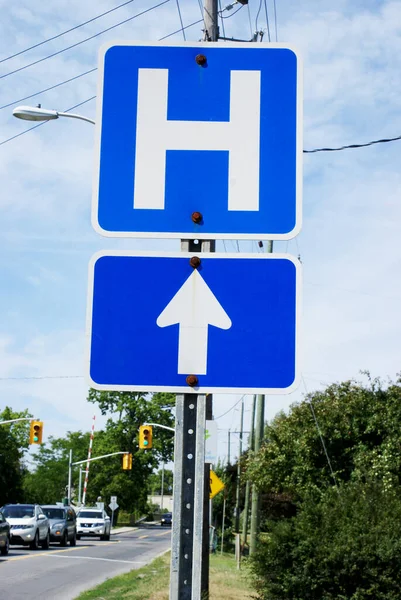 Een Canadees Ziekenhuis Richting Straat Bord Gebruikt Het Verkeer Wet — Stockfoto