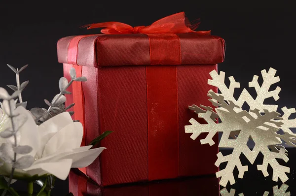 Een Close Afbeelding Van Een Rood Kerstcadeau Met Decoratieve Items — Stockfoto