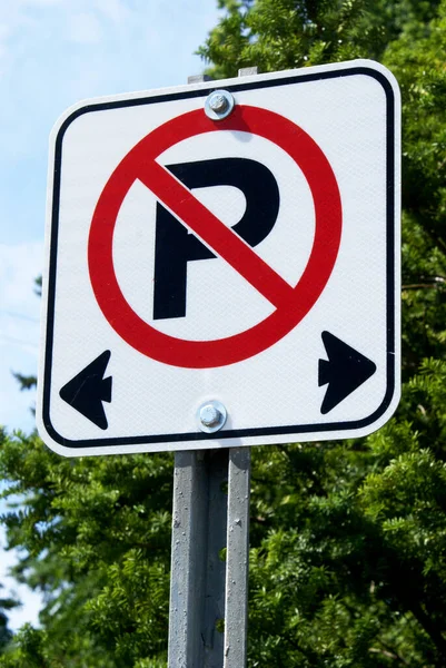 Een Verticale Close Beeld Gericht Een Geen Parkeerbord Gebruikt Canadese — Stockfoto