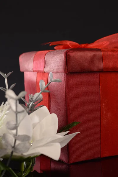 Een Close Afbeelding Van Een Rood Kerstcadeau Met Decoratieve Items — Stockfoto