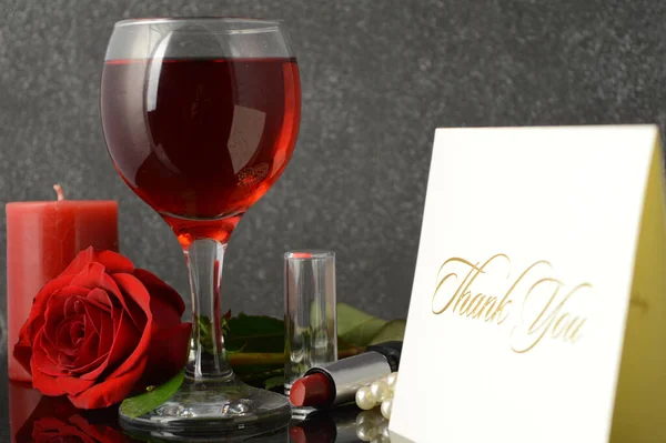 赤ワインのグラスの横にある暖かい感謝カード — ストック写真