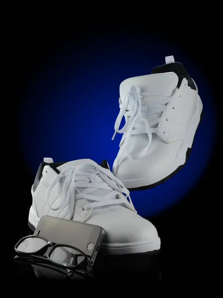 Bir Çift Beyaz Erkek Sokak Stili Ayakkabısı Cep Telefonu Gözlüklü — Stok fotoğraf