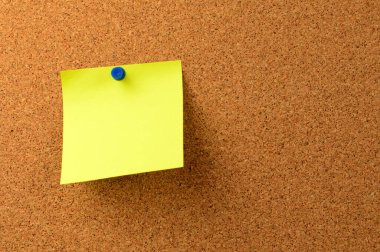 Kendi metnini koymak için mantar panoya tutturulmuş boş bir not..