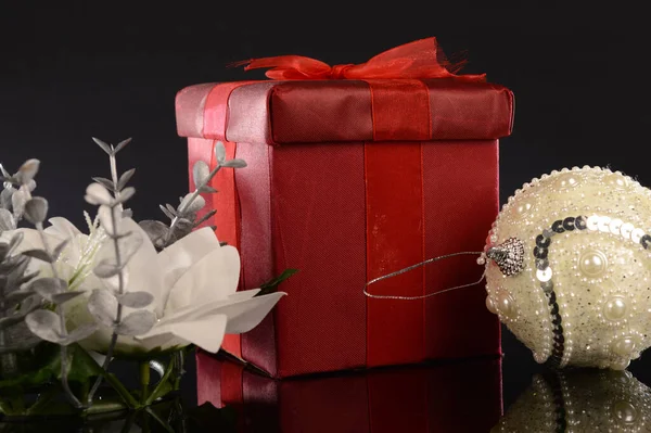 Nahaufnahme Eines Roten Weihnachtsgeschenks Mit Dekorativen Artikeln Die Festtage Versüßen — Stockfoto