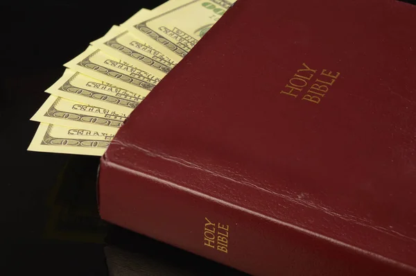 賢い人は安全な維持のために彼らの聖書のページにいくつかの現金を入れている — ストック写真