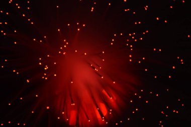 Fiber optik kabloların aynı sahnesinin renk değiştiren görüntülerinden oluşan kırmızı soyut bir arkaplan.