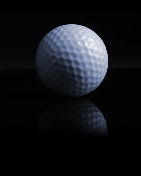 Una Superficie Reflectante Aislada Sobre Negro Una Pelota Golf Común — Foto de Stock