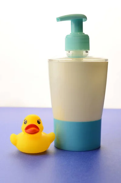 Liquid Soap Dispenser Rubber Duck Blue White Background Remind Wash — Stock Photo, Image