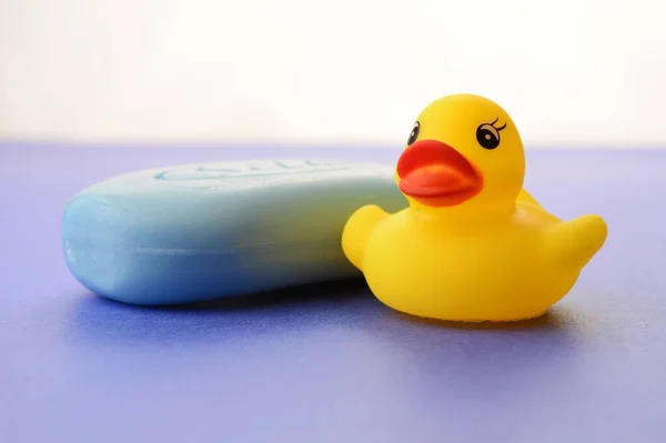 蓝色的肥皂和橡胶鸭提醒我们洗手 — 图库照片