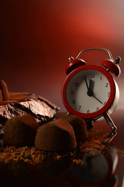 Primer Plano Reloj Una Escena Finas Trufas Chocolate — Foto de Stock