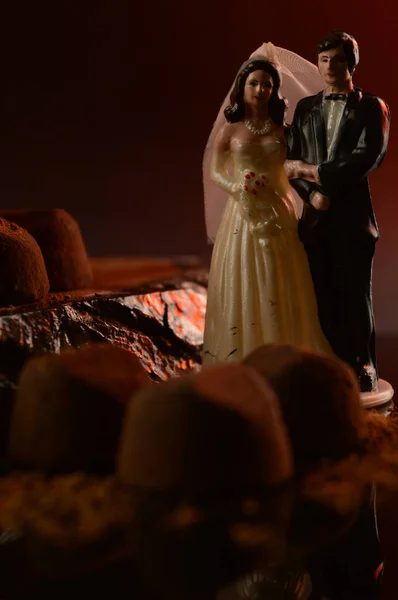 一对已婚夫妇在一个精美的巧克力松露的场景 — 图库照片