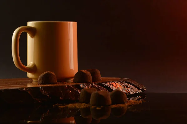 Uma Composição Café Trufas Chocolate Fino Para Uma Exibição Bom — Fotografia de Stock